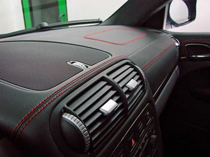Защитная плёнка на авто: почему стоит клеить ее своими руками