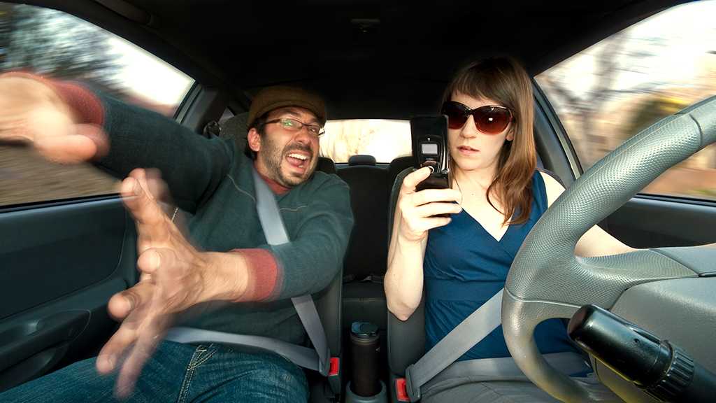 Бесстыжая леди на глазах водителя мастурбирует в машине