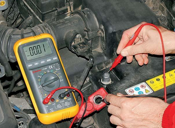 Какое напряжение и силу тока должен выдавать генератор автомобиля при зарядке аккумулятора : как замерить, какие показатели указывают на поломки генератора