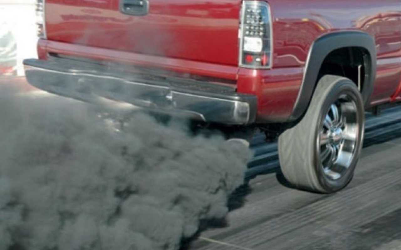 Идет черный дым из выхлопной трубы на бензине, дизеле причины?