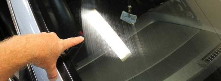 Как удалить царапины с лобового стекла автомобиля