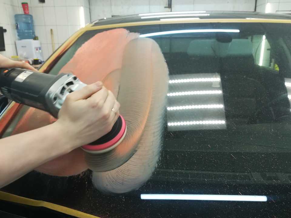 Полировка лобового стекла автомобиля от царапин