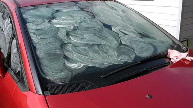 Замаскировать мелкие царапины на стекле автомобиля легко: поможет зубная паста и другие средства
