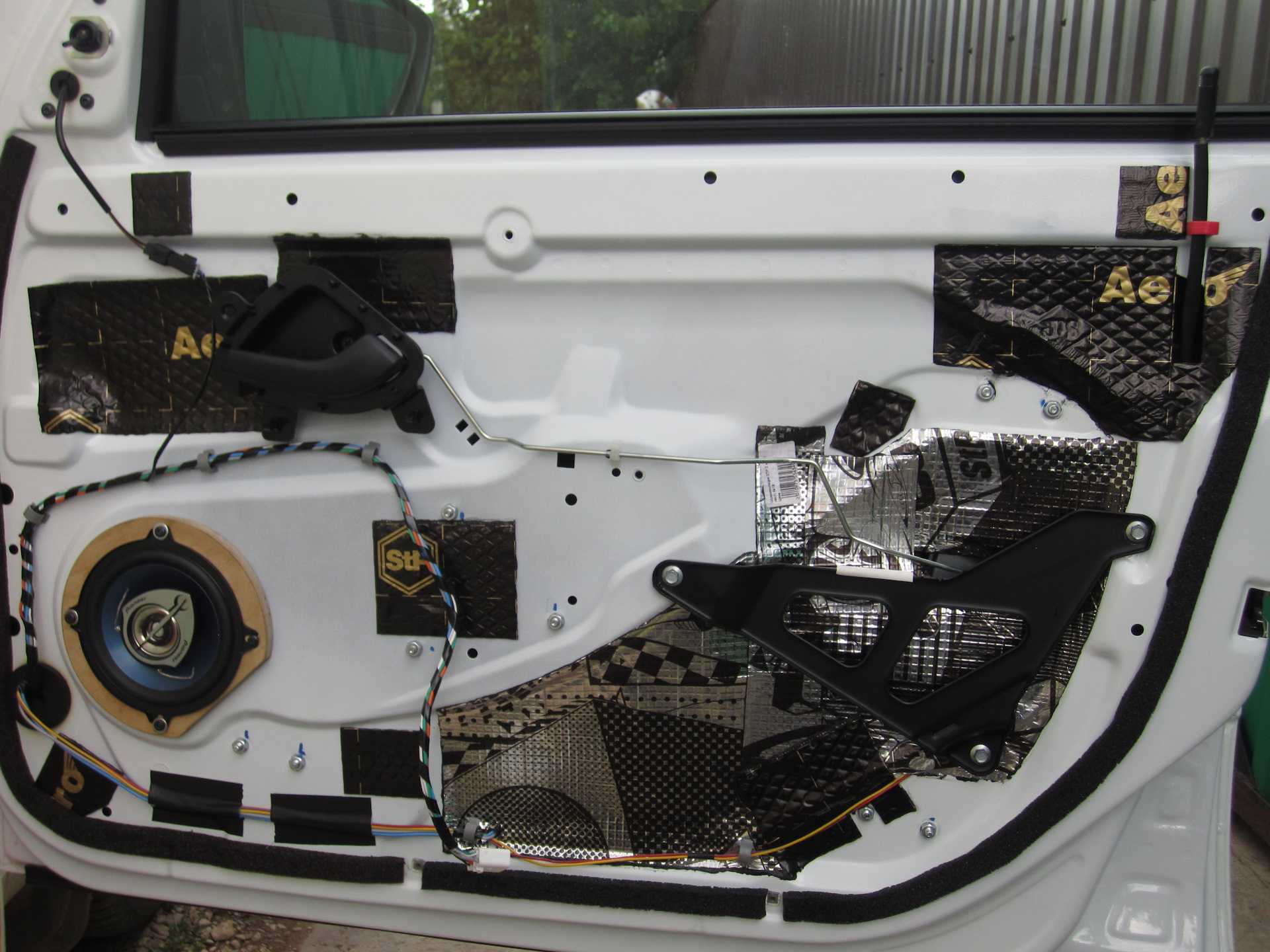 Схема обшивки Lada Granta Обшивка дверей автомобиля шумоизоляционными материалами Шумоизоляция подкрылок и капота автомобиля