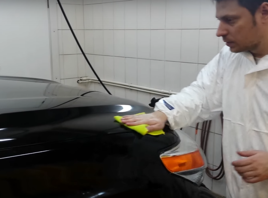Нанесение жидкого стекла на авто: инструкция, преимущества и недостатки