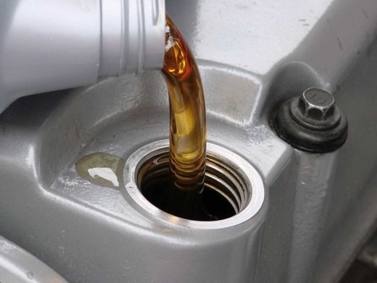 Почему чернеет масло в двигателе