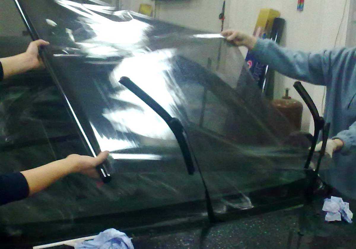 Плёнка для тонировки стёкол автомобиля: классификация, производители и 9 этапов тонировки своими руками