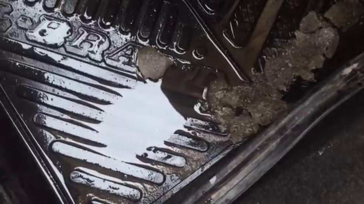 5 способов избавиться от воды на автомобильных ковриках в мокрую погоду