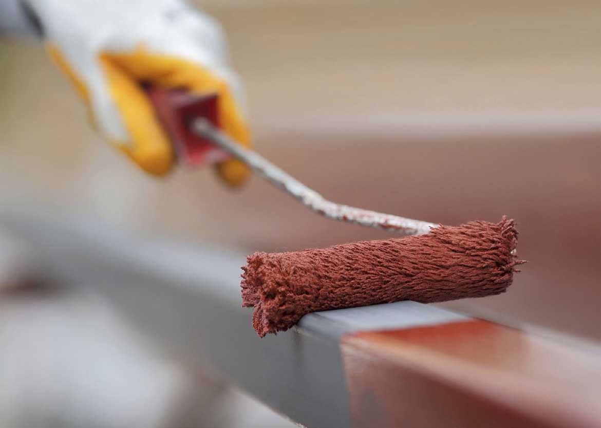 Как грунтовать металл для наружных работ под покраску: можно ли по ржавчине