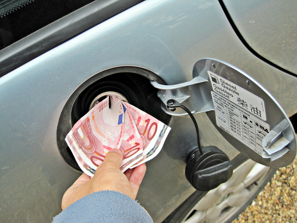 Как сэкономить топливо на автомобиле?