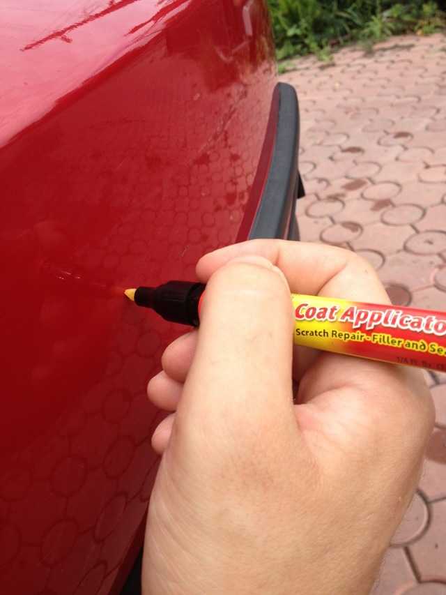 Удаление царапин на кузове автомобиля своими руками без покраски и локальным перекрашиванием: разбираемся как пользоваться карандашом, кисточкой и советы под выбору цвета краски