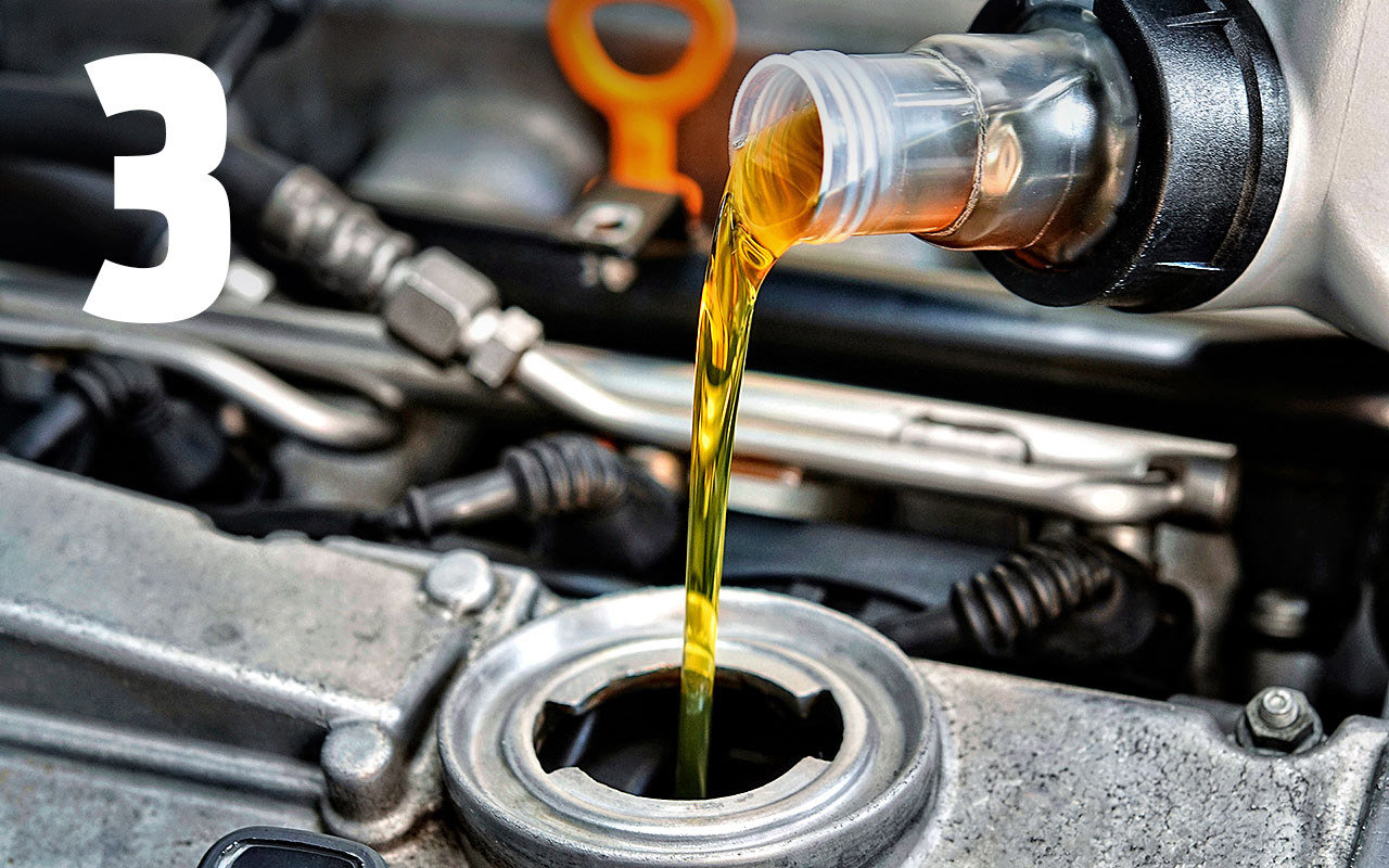 Что будет если перелить масло в двигатель: опасные последствия уровня выше нормы и причины повышенного расхода моторной смазки