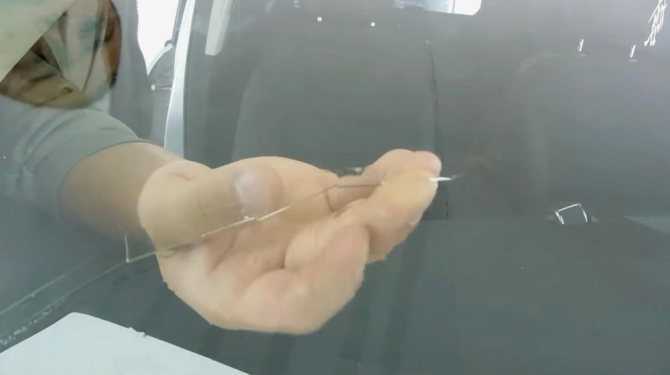 Трещина на лобовом стекле — как своими руками остановить и убрать скол или трещину