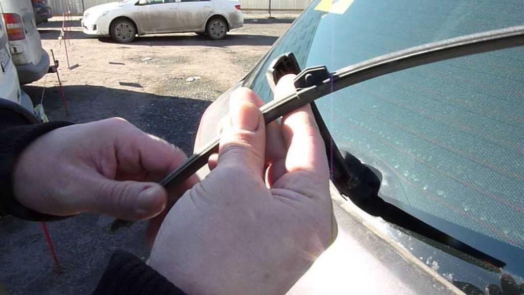 Как снять и поменять дворники на машине: замена щеток стеклоочистителя
