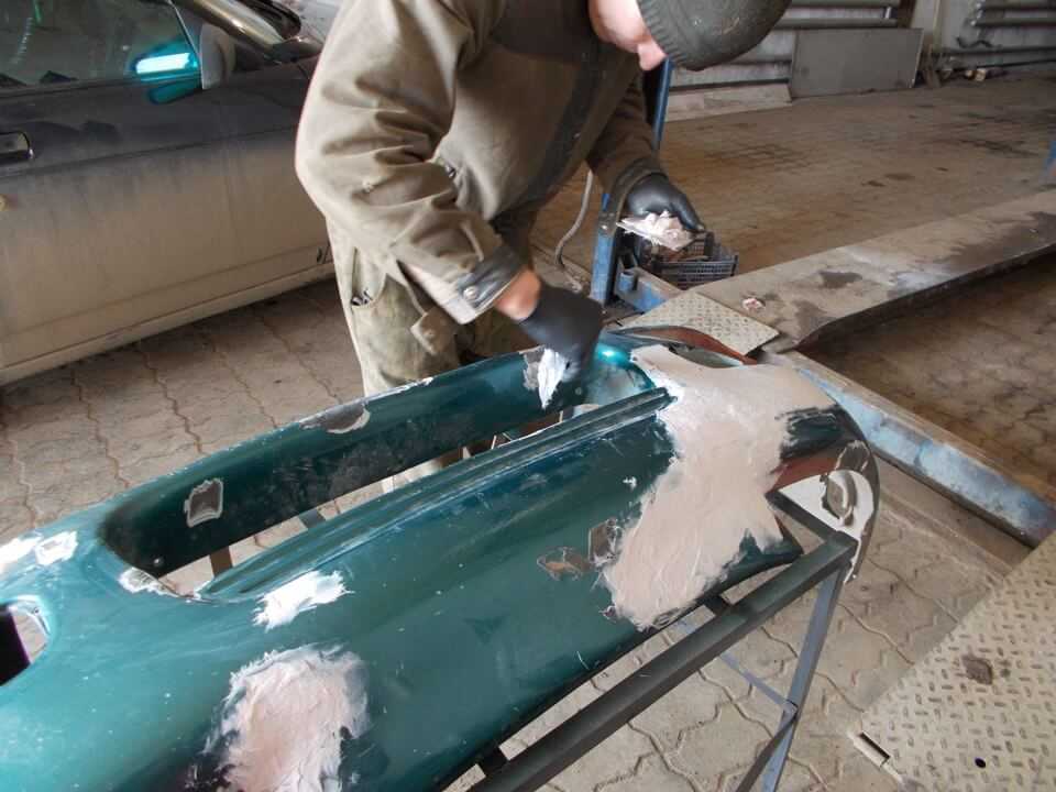 Предварительная подготовка поврежденного бампера к покраске - покраска автомобиля своими руками