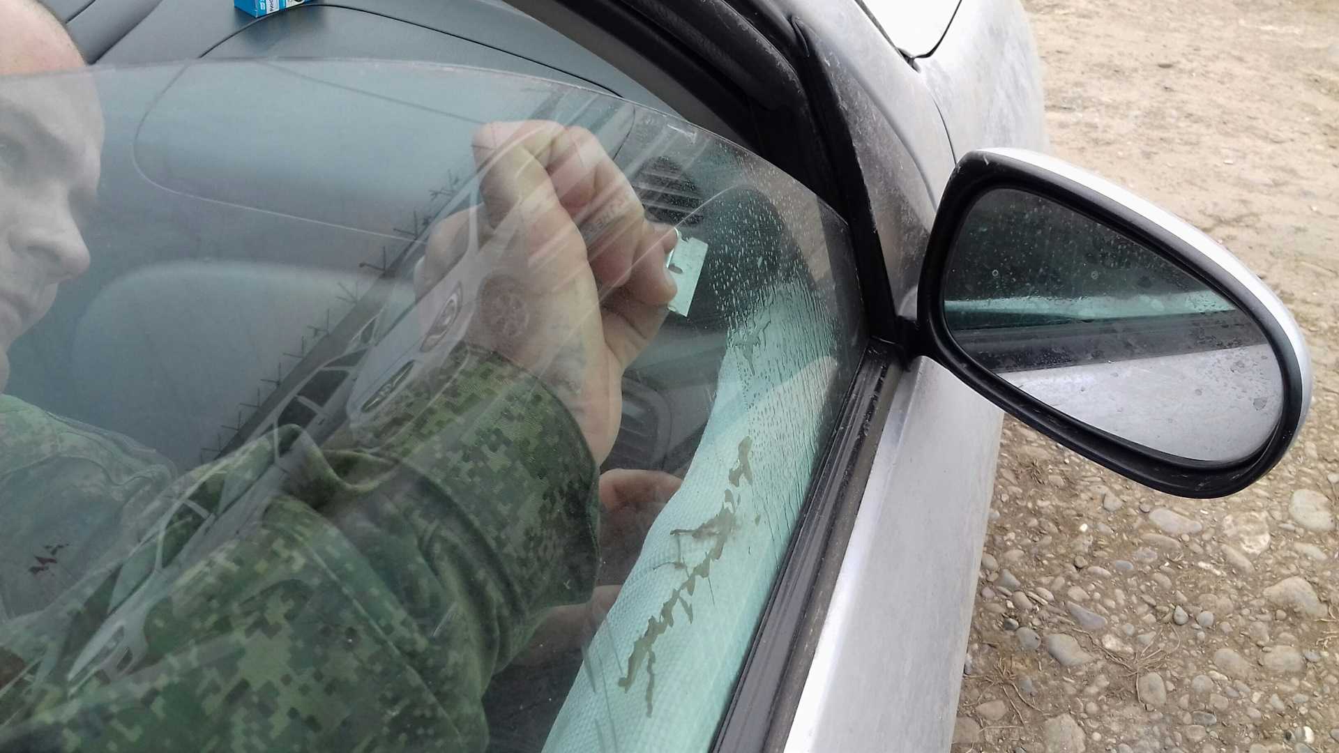 Чем смыть клей от тонировки со стекла автомобиля: средства для самостоятельного удаления