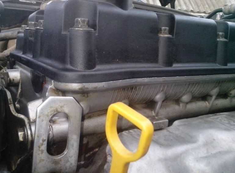Почему течет масло под клапанную крышку | twokarburators.ru