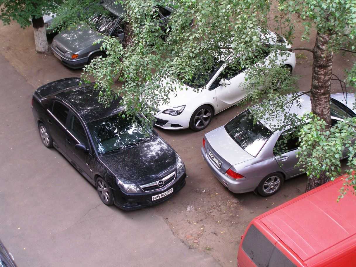 Если машина перекрыла выезд. Машина во дворе. Стоянка машин во дворе. Машина паркуется. Автомобиль заперли на парковке.