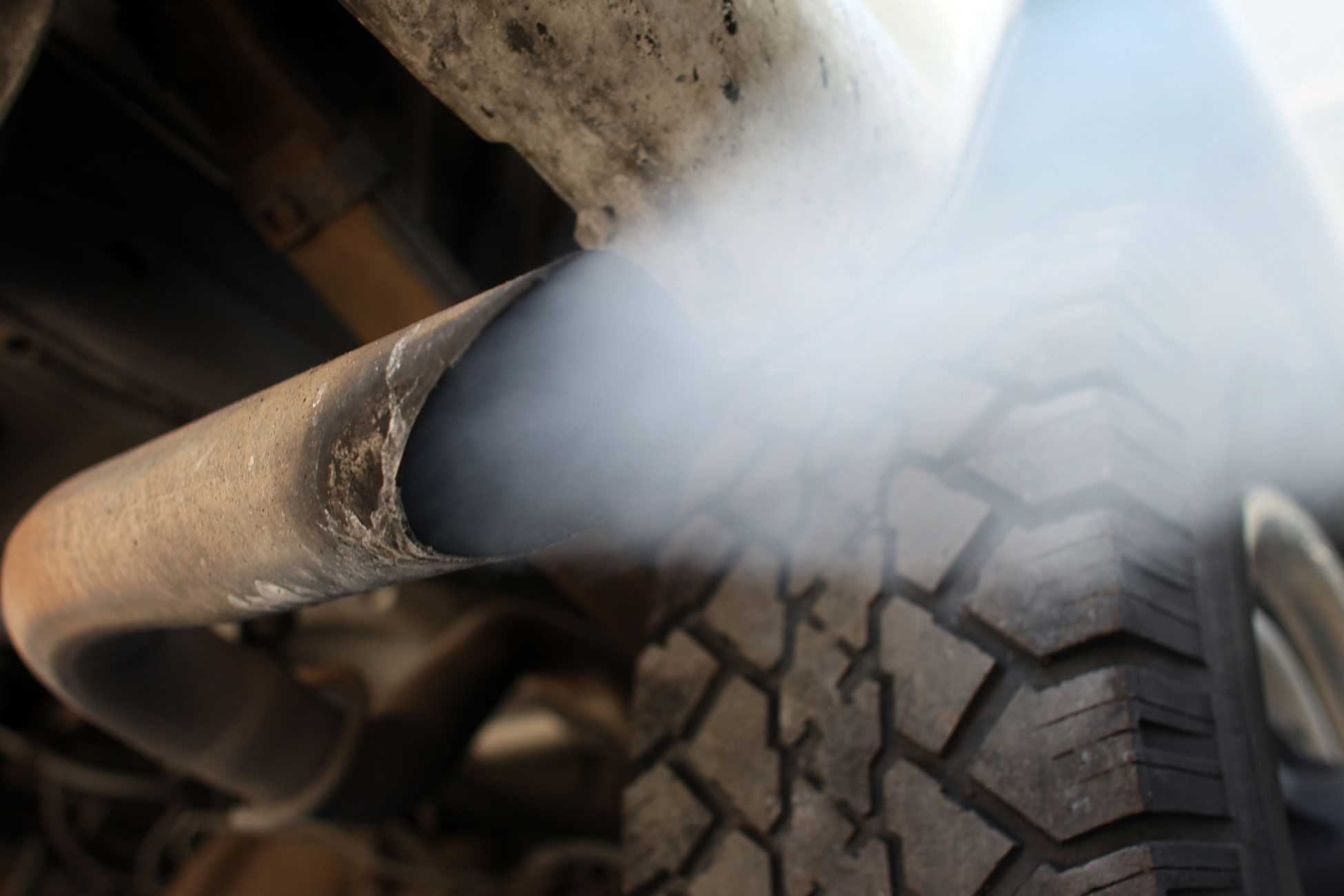 Почему дымит дизельный двигатель: причины и методы устранения