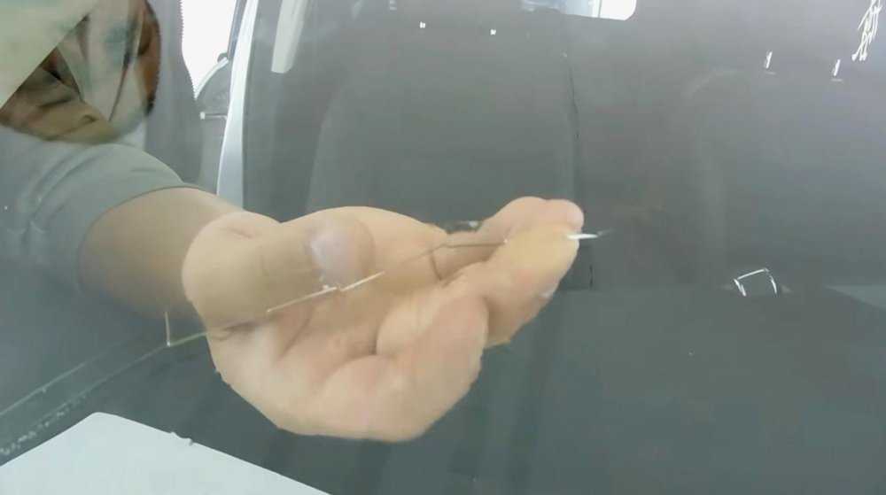 Как остановить трещину на лобовом стекле автомобиля своими руками: пошаговая инструкция и отзывы