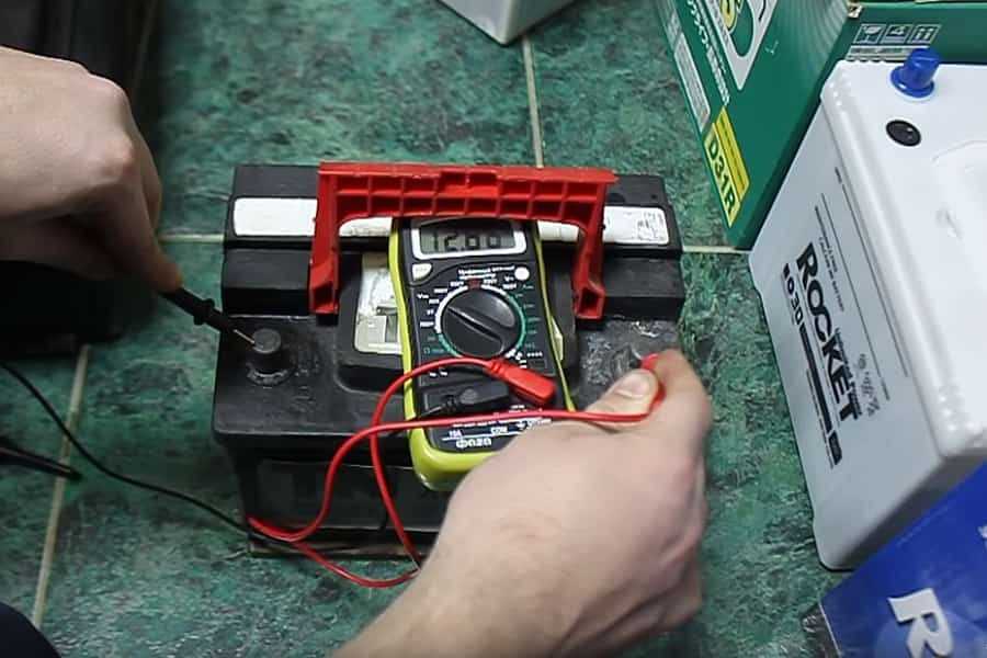 Напряжение и автомобильный аккумулятор: сколько вольт у заряженной акб с нагрузкой и без  | autostadt.su