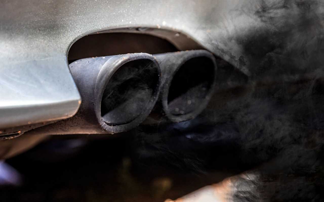 Почему дизельный двигатель дымит белым дымом?