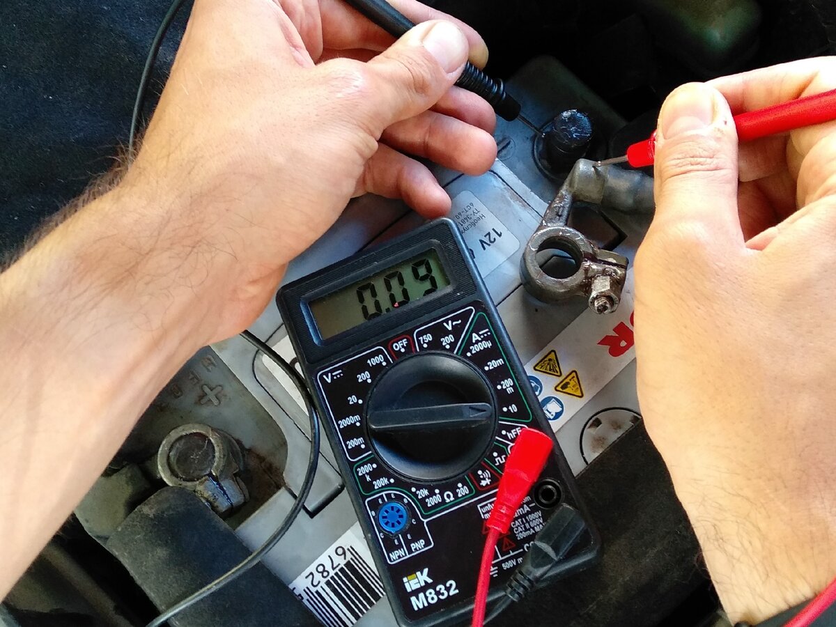 Проверить утечку тока на ваз. Утечка тока ВАЗ 2110. Зарядка ВАЗ 2110 мультиметром. Как проверить утечку тока на автомобиле мультиметром. Измеритель утечки напряжения АКБ авто.