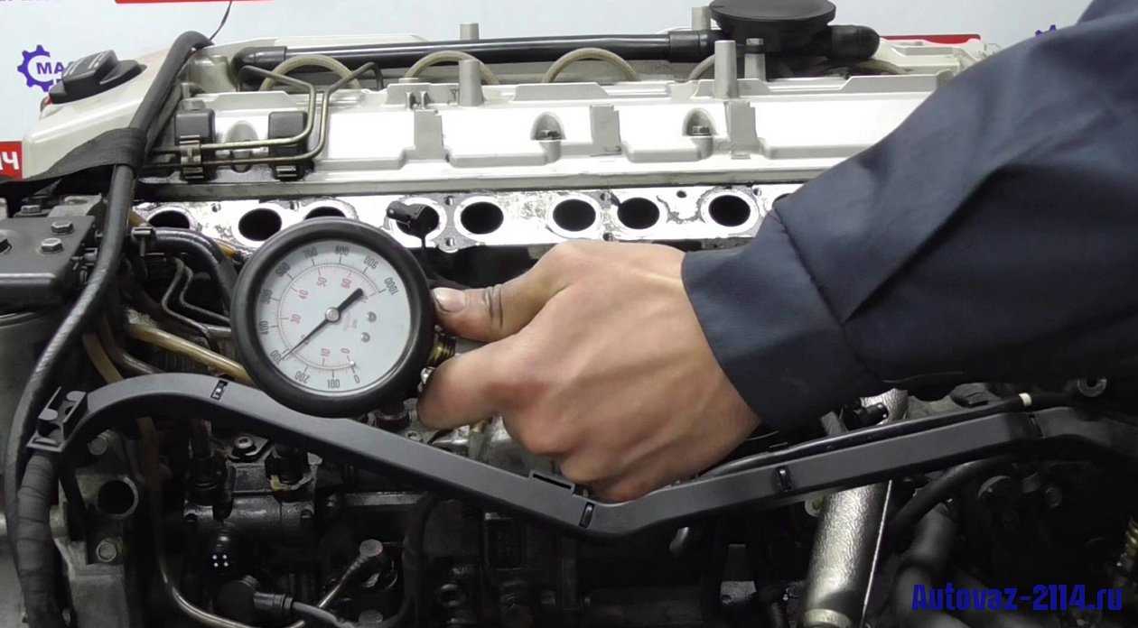 Как измерить компрессию в двигателе при помощи компрессометра