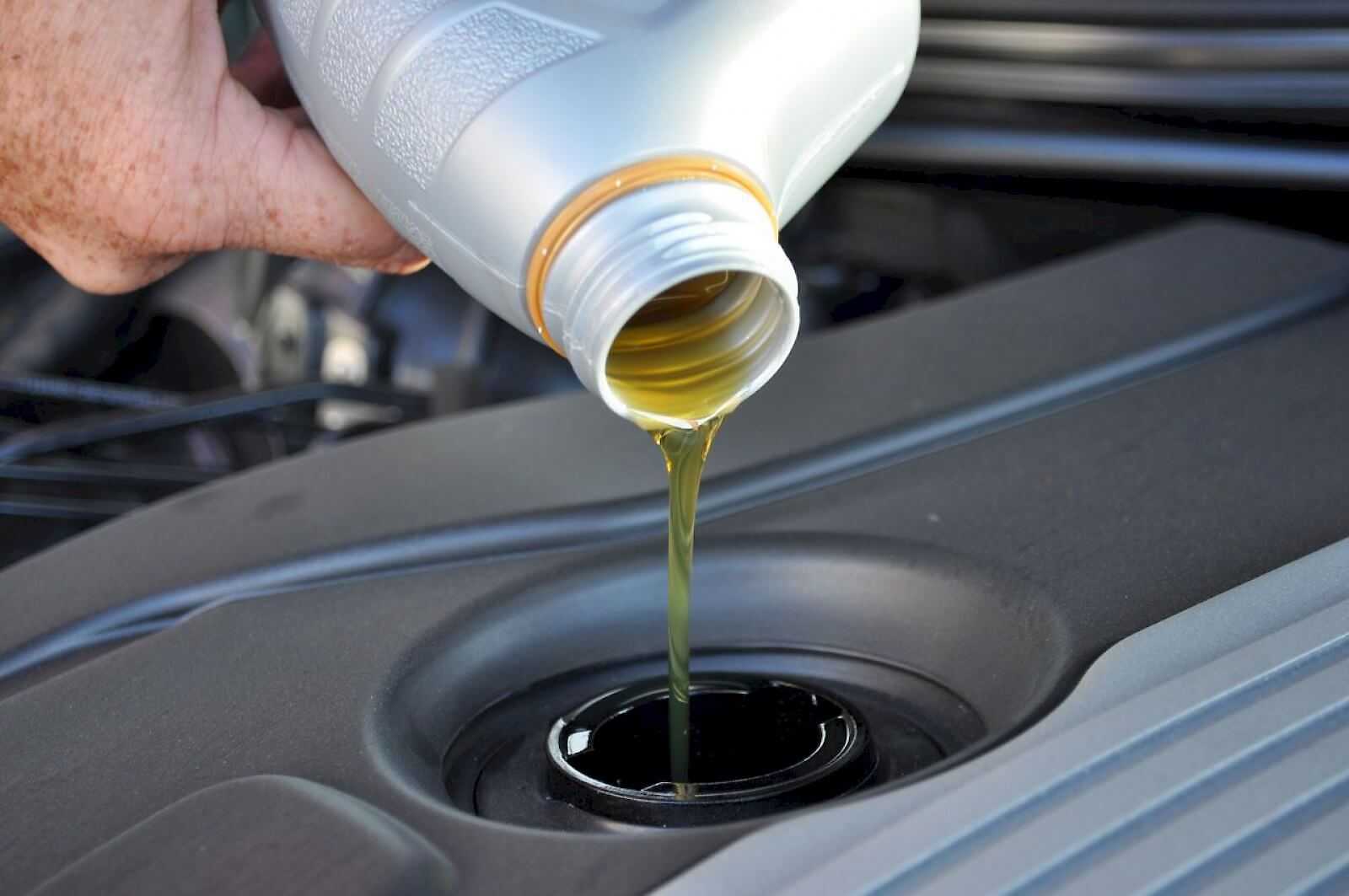 Для чего нужно масло в двигателе автомобиля и какие функции оно выполняет: ликбез по моторным маслам