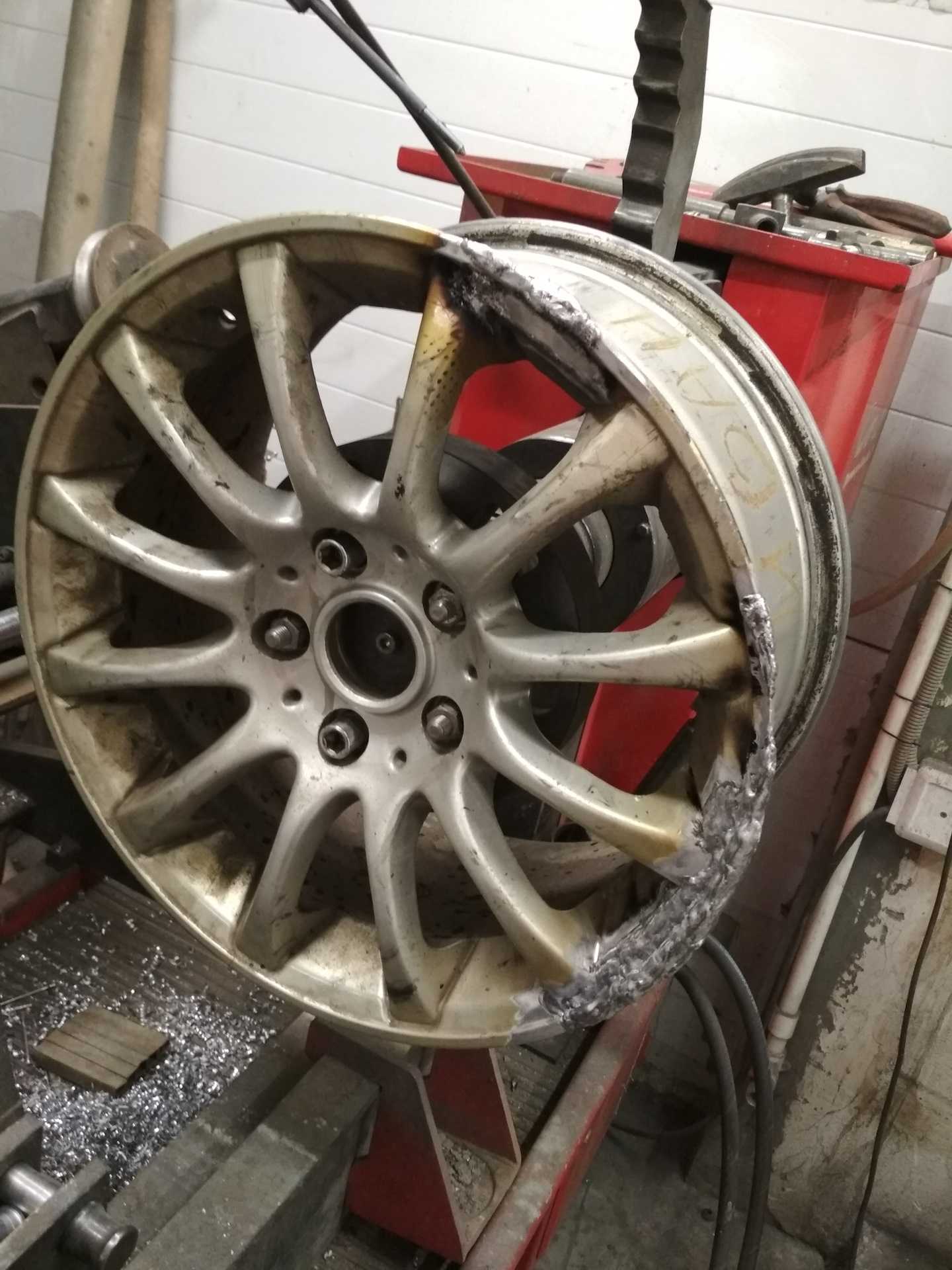Восстановление литых дисков автомобиля Методы реставрации - правка дисков аргоновая сварка Покраска дисков после ремонта
