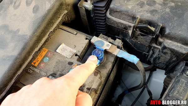 Обслуживание и эксплуатация АКБ автомобиля: как снять клеммы с аккумулятора, когда и почему нужно заряжать аккумулятор, доливка электролита, рекомендации