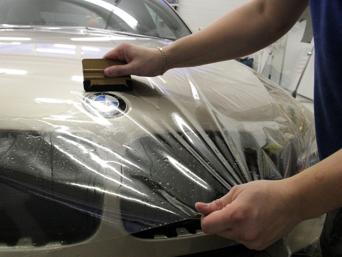 Оклейка виниловой плёнкой: оклейка бампера или капота машины своими руками, процесс этого и ее технология для салона автомобиля