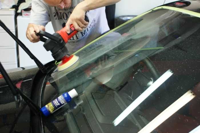 Царапины на стекле автомобиля: можно ли избавиться от них в домашних условиях?