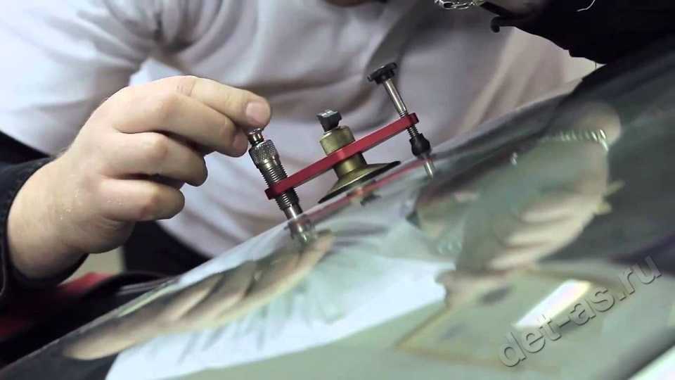Как выбрать клей для лобового стекла для заделки трещин