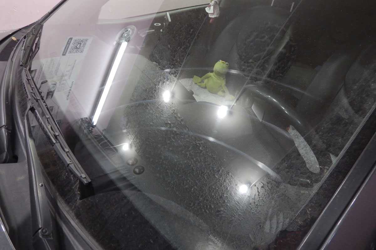 Царапины на стекле автомобиля: можно ли избавиться от них в домашних условиях?
