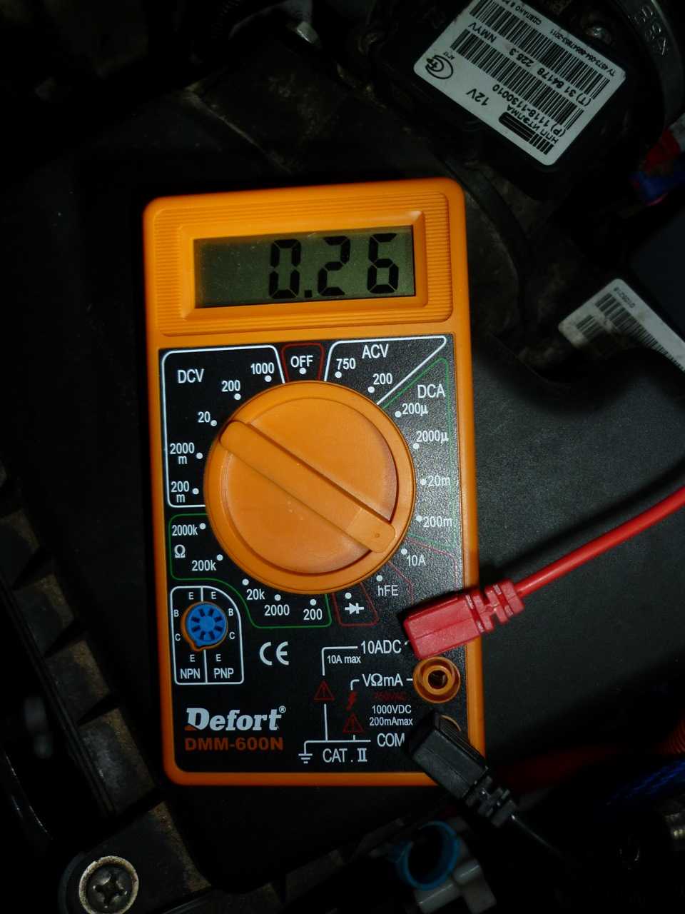 Как проверить уровень заряда аккумулятора на автомобиле с помощью мультиметра или нагрузочной вилки?