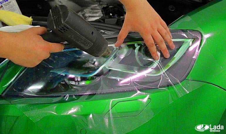 Защитная плёнка на авто: почему стоит клеить ее своими руками