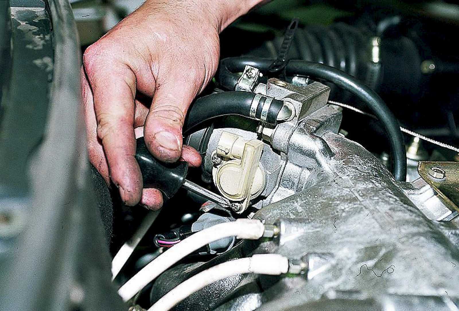 Провалы при нажатии на педаль газа: карбюраторные и инжекторные двигателя
