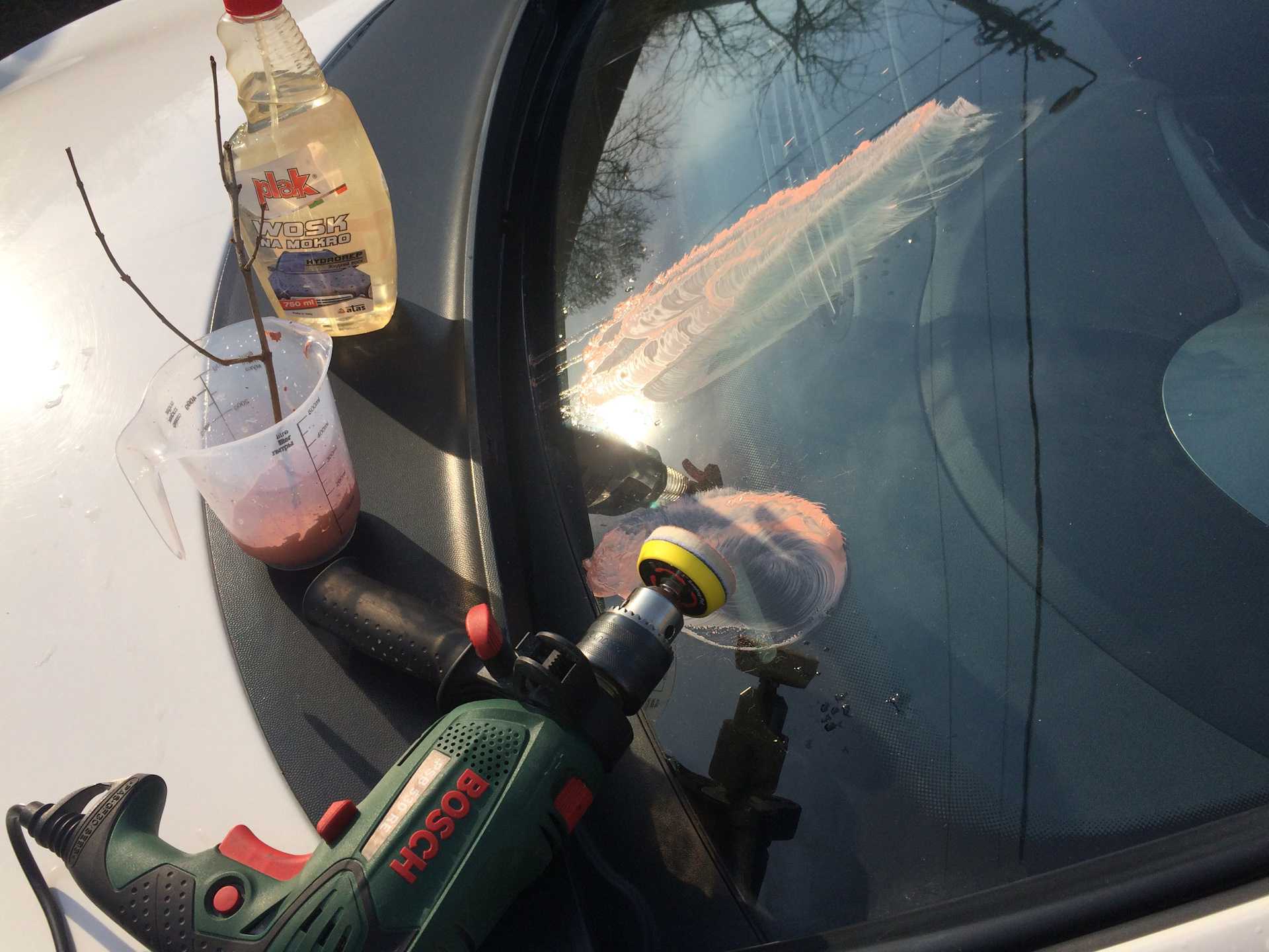 Как удалить царапины на стекле автомобиля своими руками