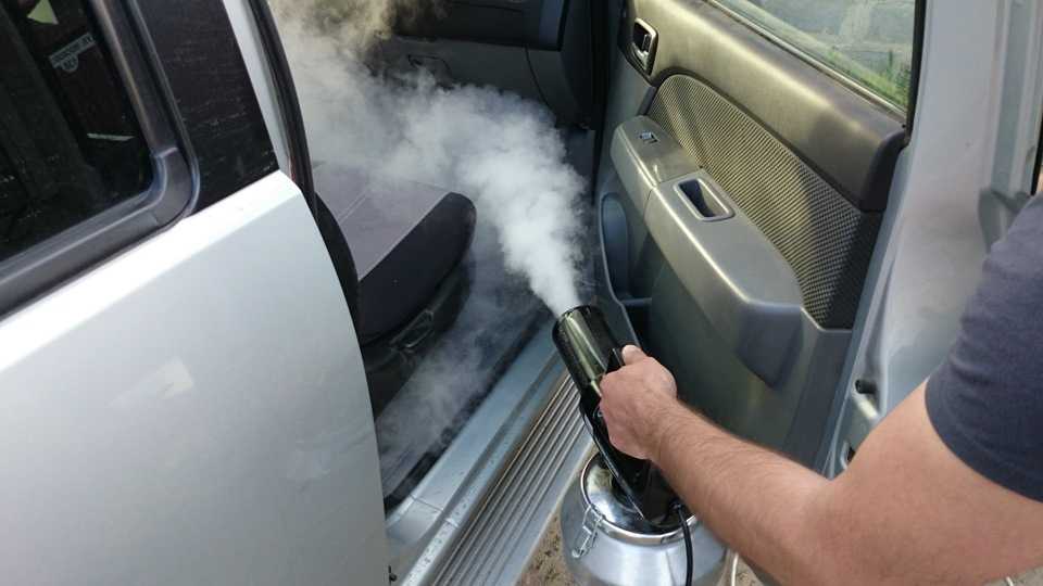 В салоне сильный запах бензина. почему в салоне авто пахнет бензином.