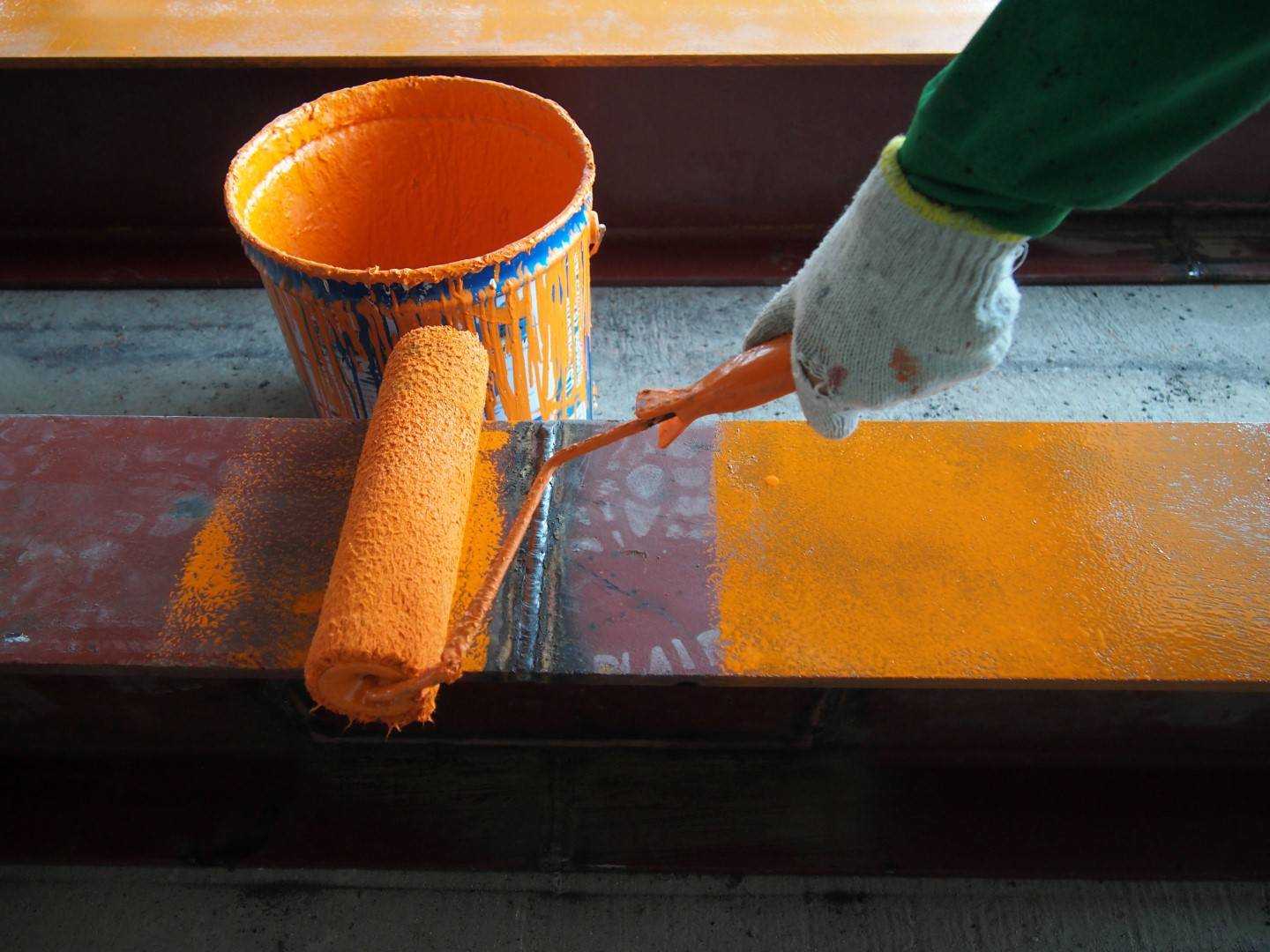 Особенности работы с молотковой краской: правила нанесения кисточкой на металл
