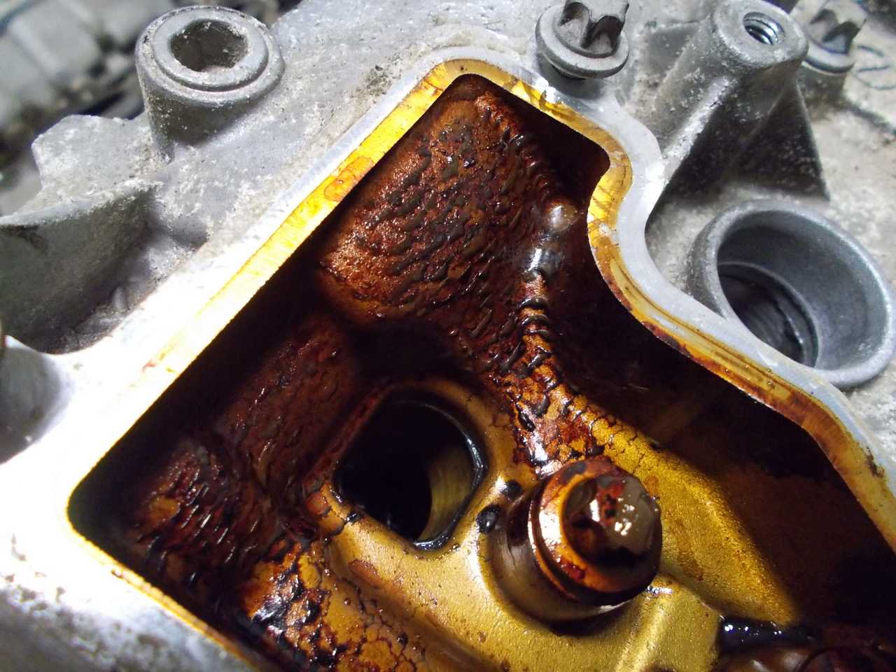 Почему машинное масло в двигателе быстро чернеет, вредно ли это для силовых агрегатов