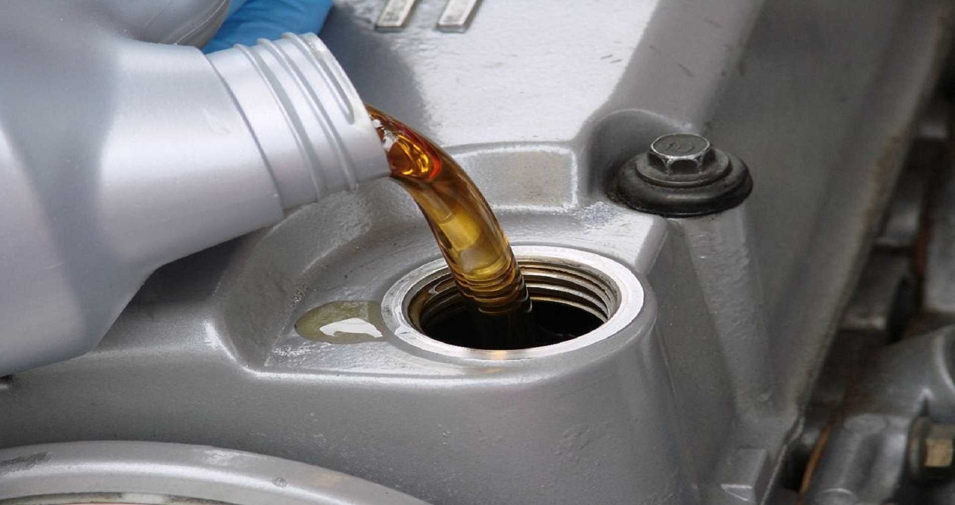 Почему масло в двигателе быстро чернеет при его эксплуатации