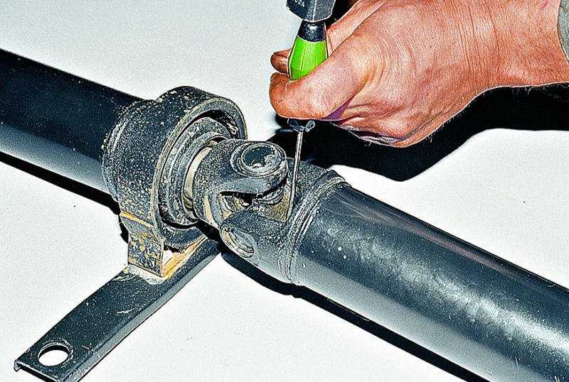 Крестовина кардана (карданного вала), как снять, чем смазать и шприцевать, замена или ремонт люфта и установка своими руками