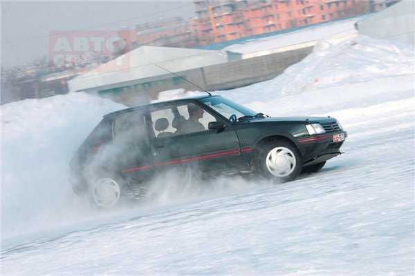 При вождении машин по снежной целине следует помнить, что снег маскирует препятствия, поэтому необходимо соблюдать особую осторожность.