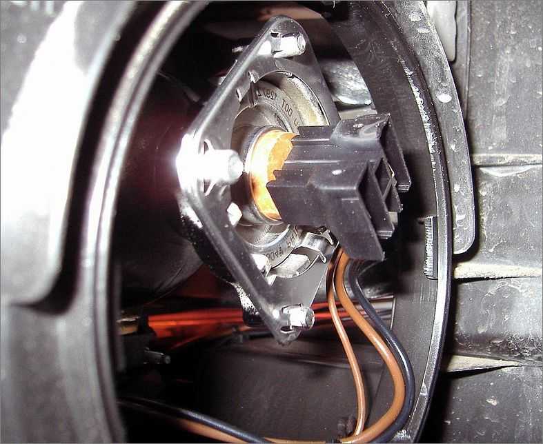 Как провести процесс замены лампы ближнего света Mazda 3 Необходимый инструмент для выполнения работы по замене лампы Н7-55W Рекомендации специалистов