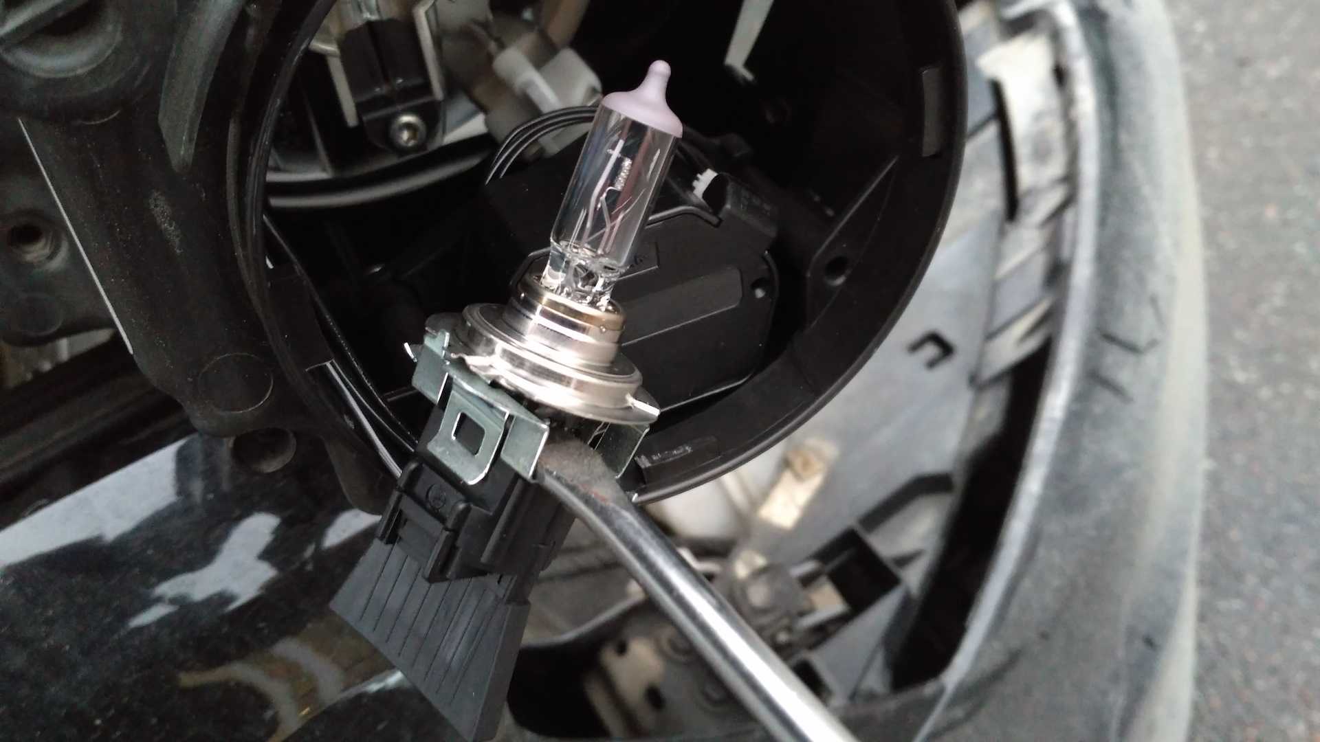 Как провести процесс замены лампы ближнего света Mazda 3 Необходимый инструмент для выполнения работы по замене лампы Н7-55W Рекомендации специалистов