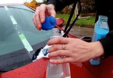 Полезный продукт, защищающий автомобильные стекла от загрязнений и влаги