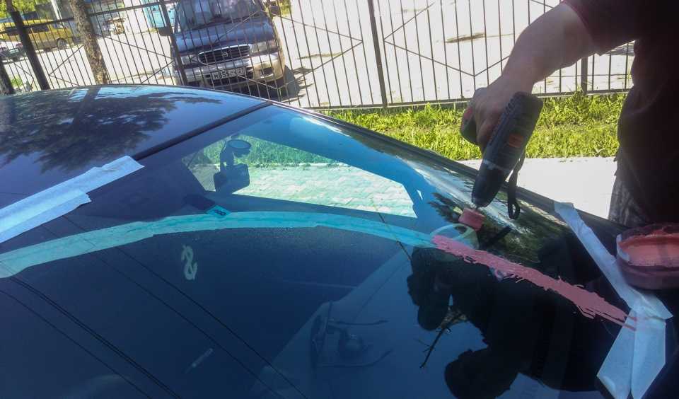 Причины появления царапин и потертостей на стекле Тонкости очистки лобового стекла автомобиля Алгоритм удаление царапин с лобового стекла автомобиля 