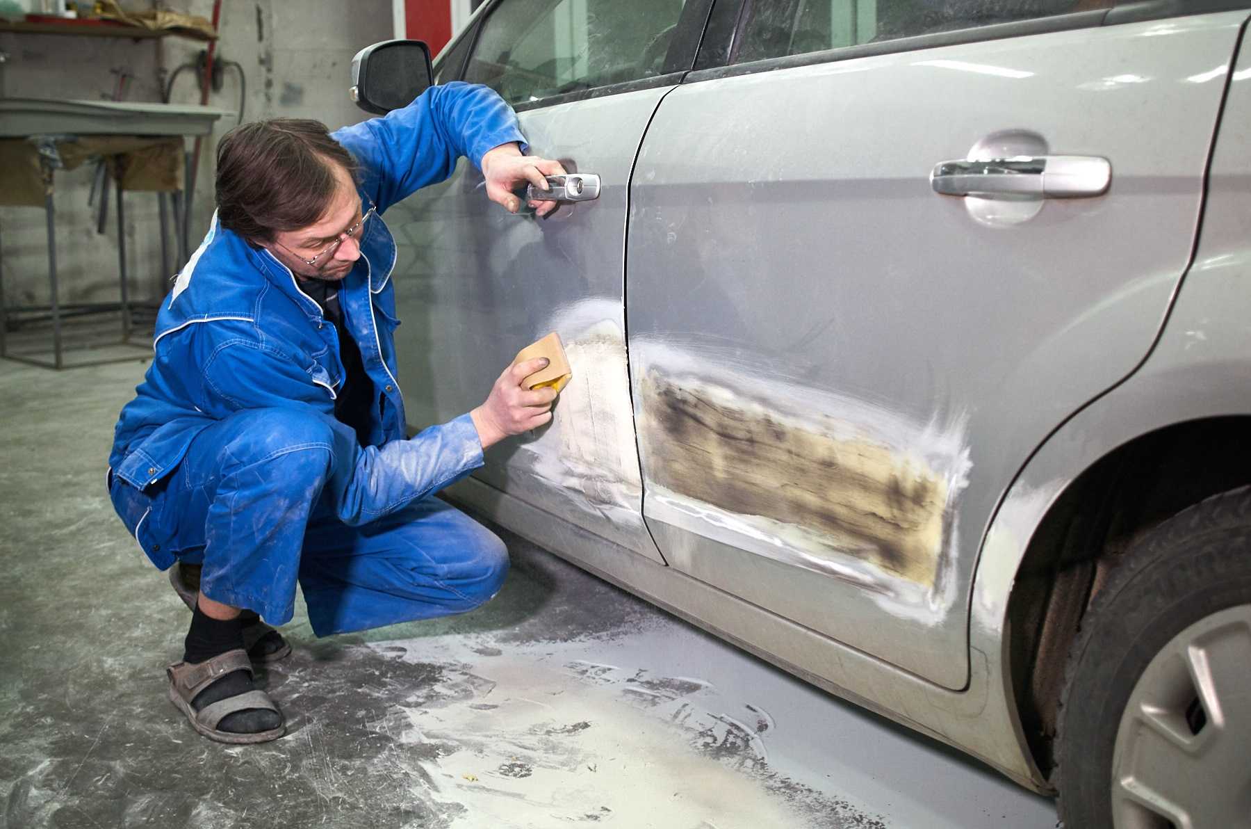 Почему нужно сразу восстановить лакокрасочное покрытие на двери автомобиля Подготовка помещения и инструментов к покраске Инструкция по окрашиванию дверей автомобиля